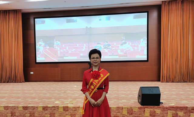 花红药业集团党总支书记、董事长韦飞燕被授予“自治区优秀党务工作者”称号.jpg